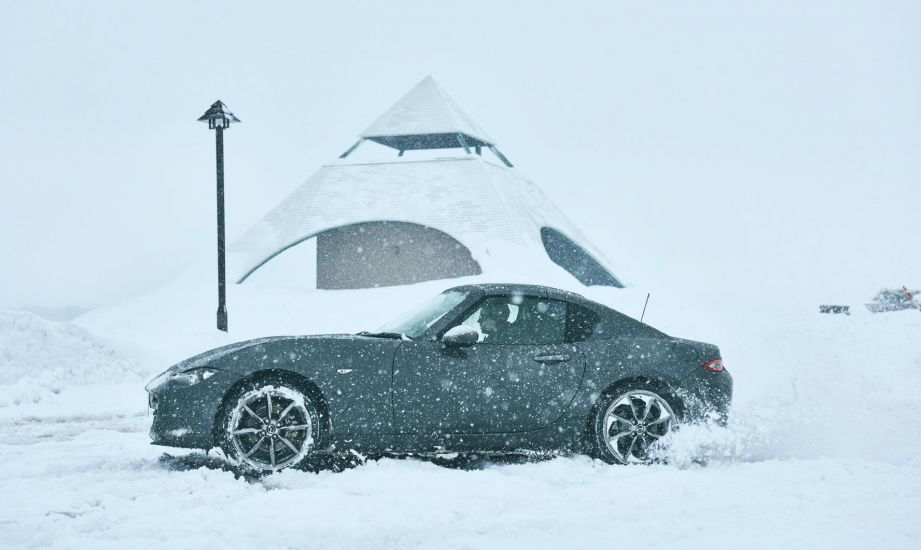 Mazda MX-5 Miata RF Driving in the Snow