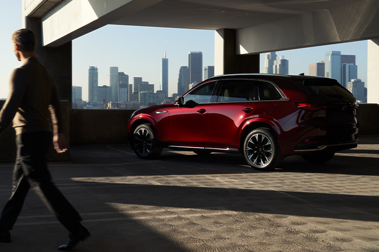 Minivan vs. SUV-Mazda CX-90 Inline 6 Parked