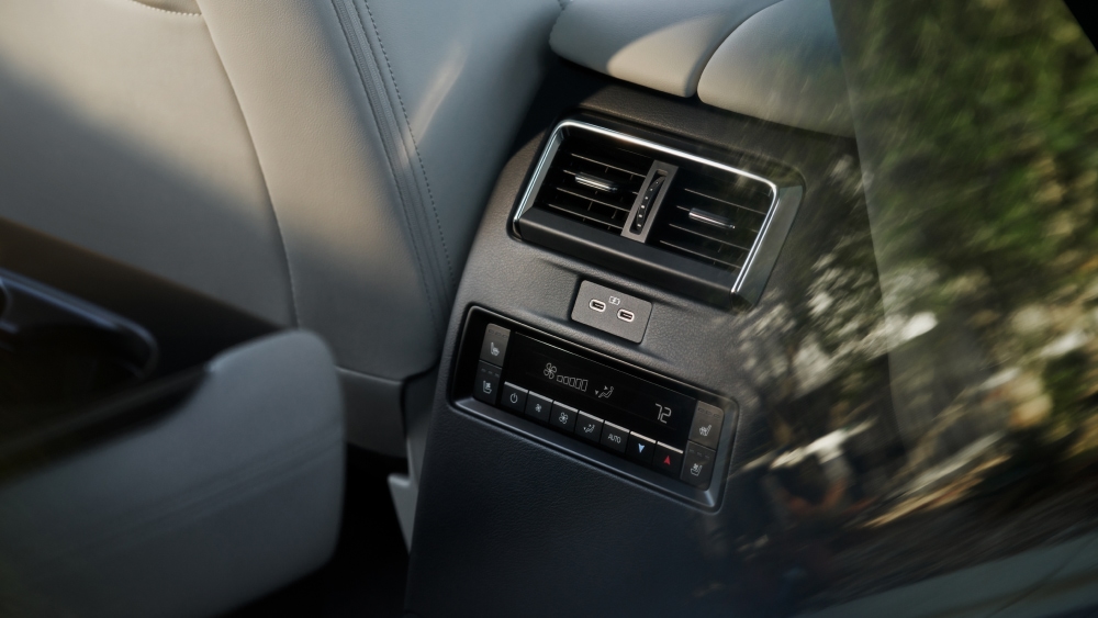 2025 Mazda CX-90 – USB and Power Outlets