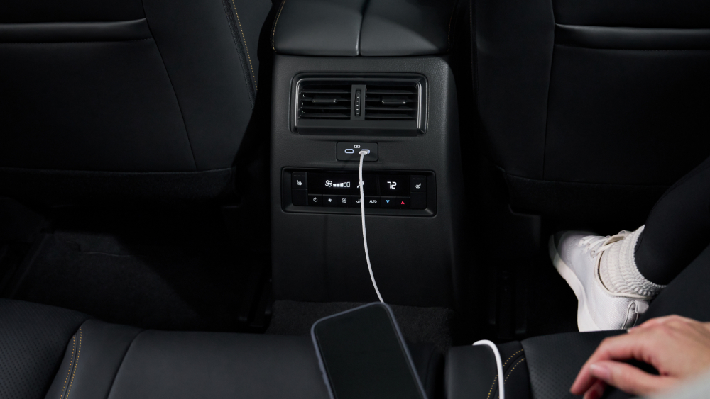 2025 Mazda CX-90 PHEV – USB and Power Outlets
